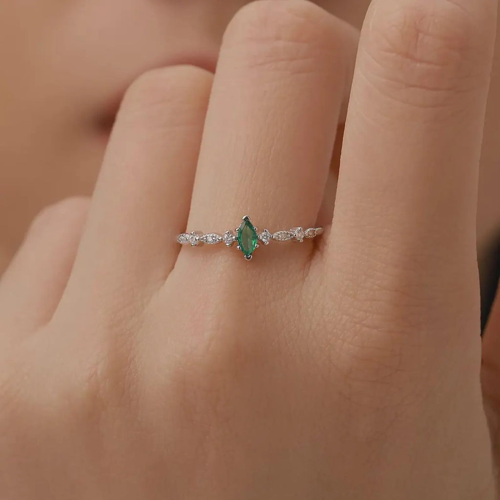 Vintage 925 Sterling Silver Emerald Green CZ Ring