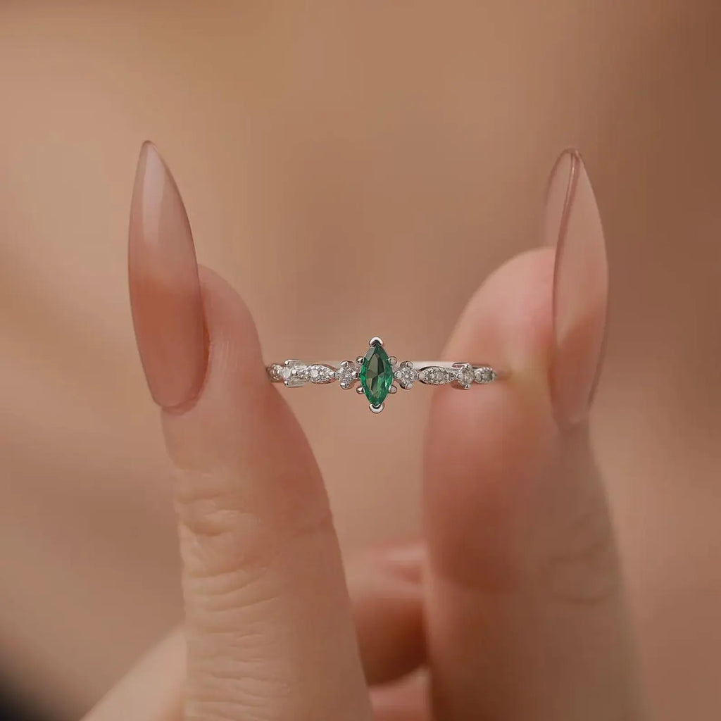 Vintage 925 Sterling Silver Emerald Green CZ Ring