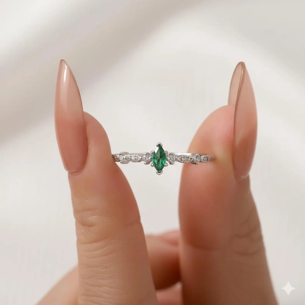 Vintage 925 Sterling Silver Emerald Green CZ Ring