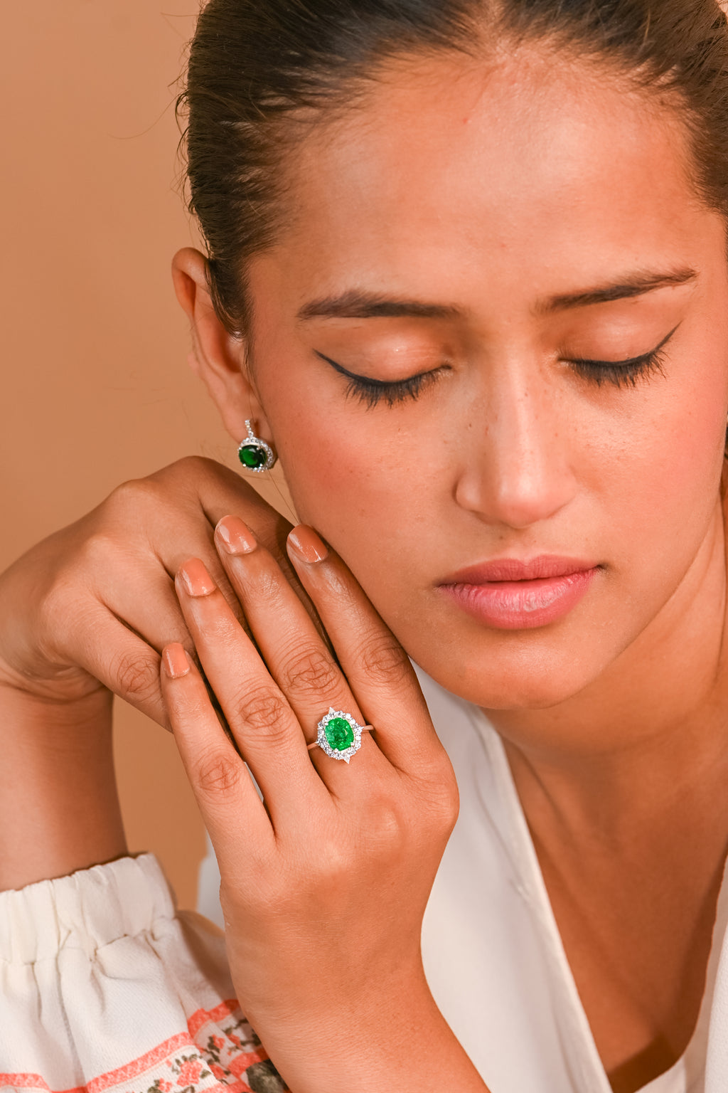 Lab-Created Emerald & CZ Halo Ring – 925 Sterling Silver (Oval Cut)