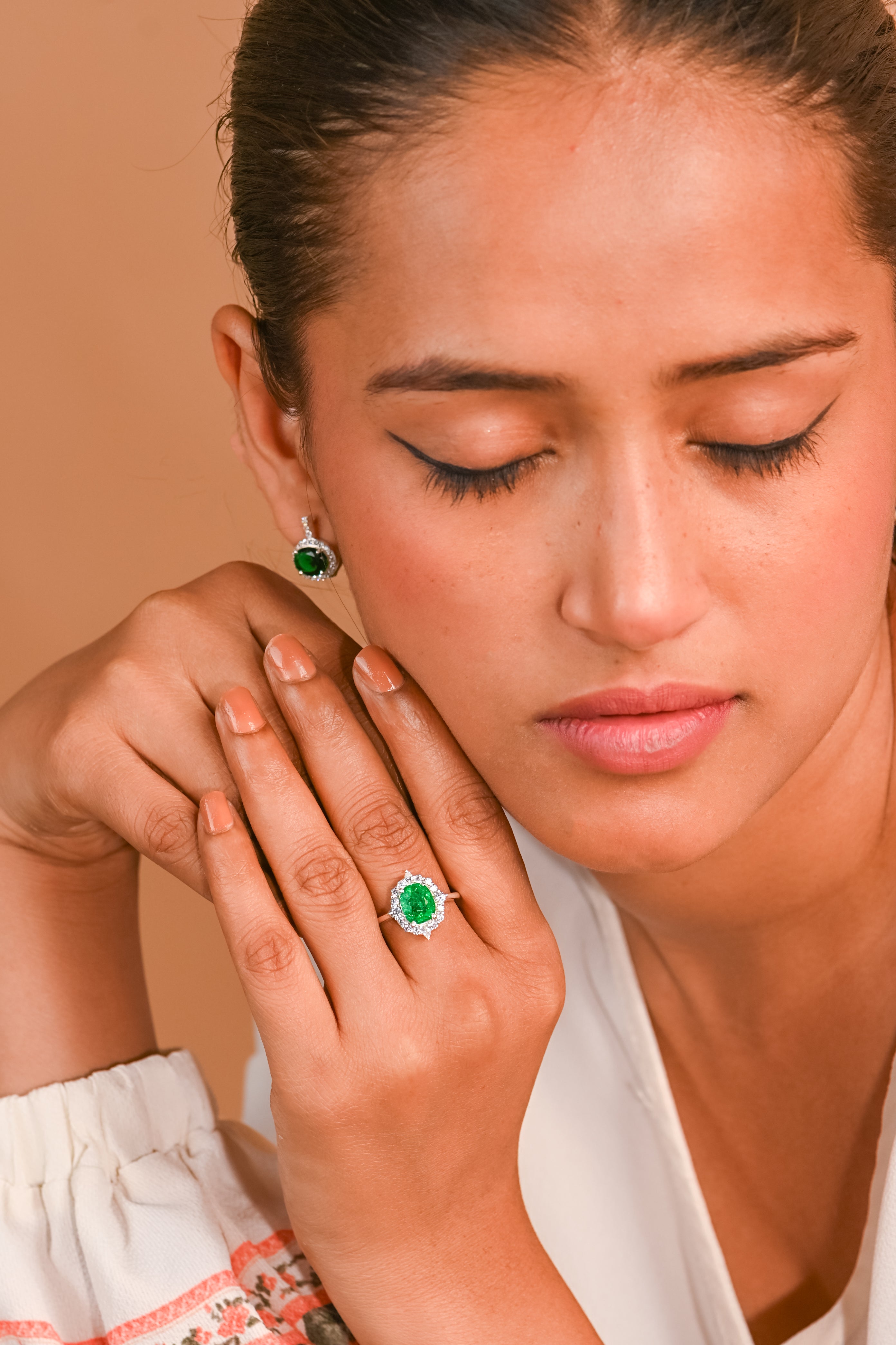 Lab-Created Emerald & CZ Halo Ring – 925 Sterling Silver (Oval Cut)