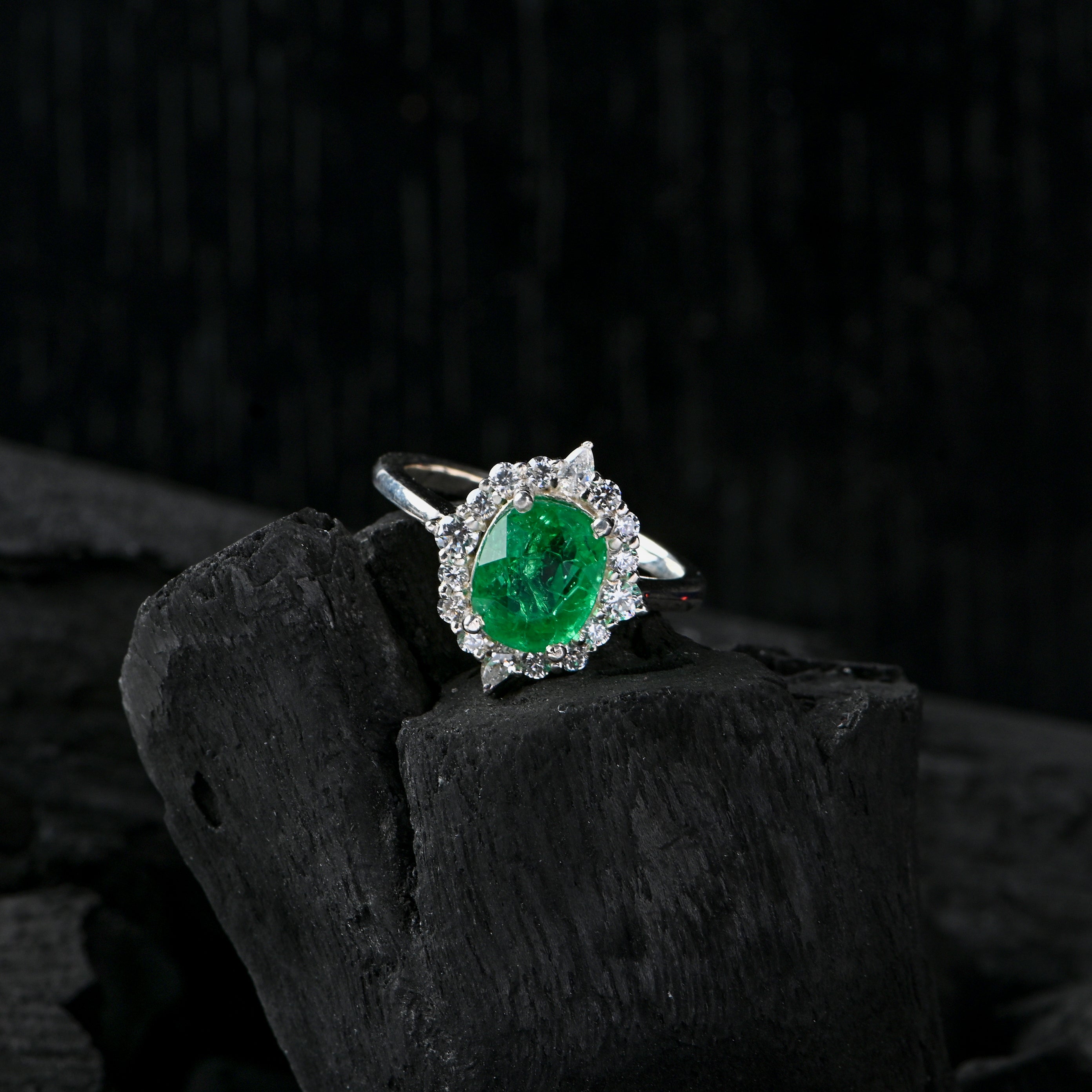 Lab-Created Emerald & CZ Halo Ring – 925 Sterling Silver (Oval Cut)