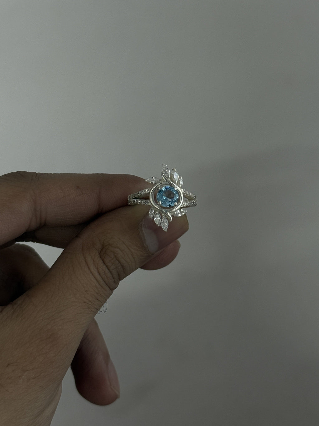 Beautiful 925 Silver Blue Topaz Ring – Round Cut, Elegant Prong Setting, 7 Gram