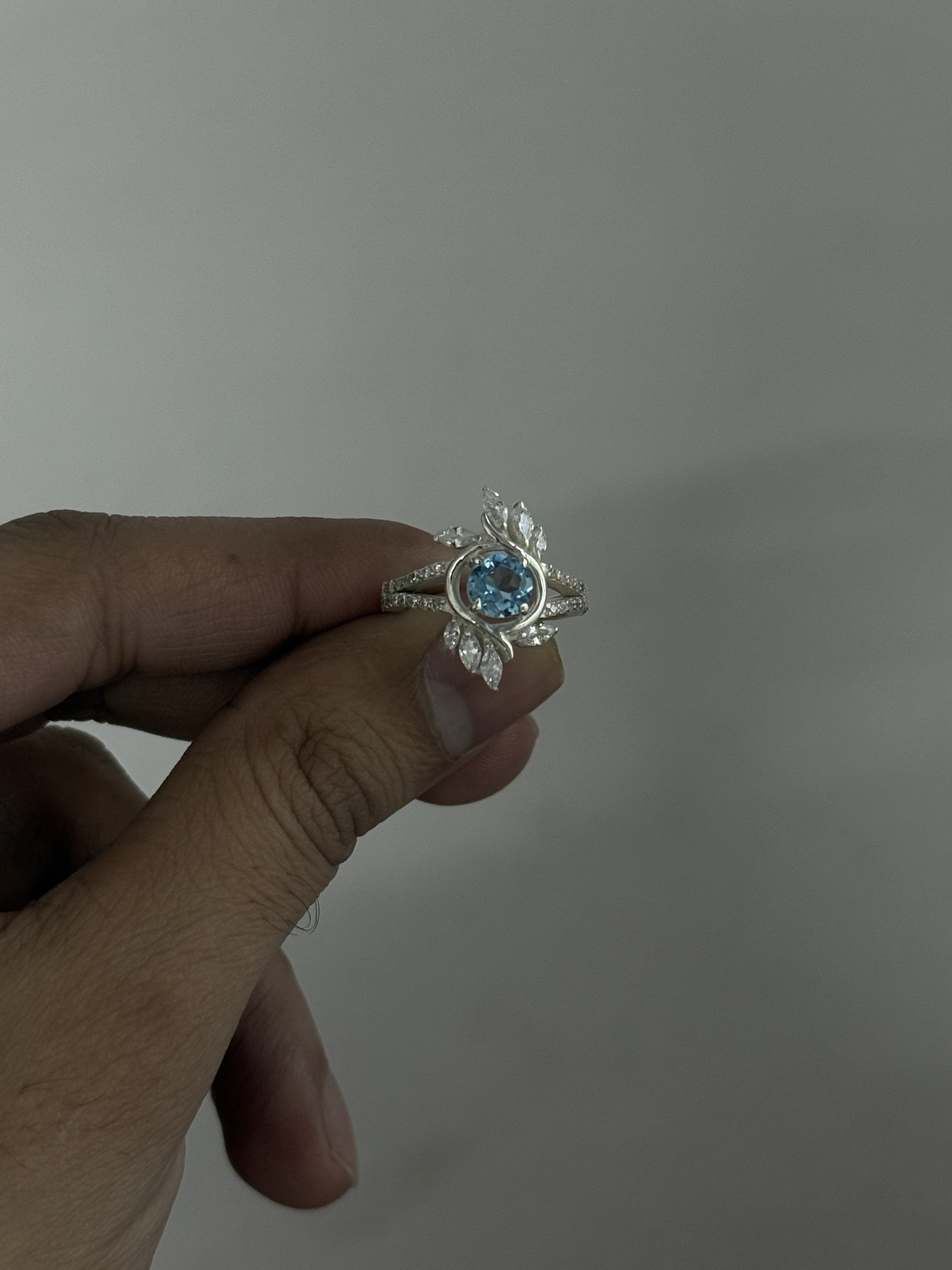 Beautiful 925 Silver Blue Topaz Ring – Round Cut, Elegant Prong Setting, 7 Gram