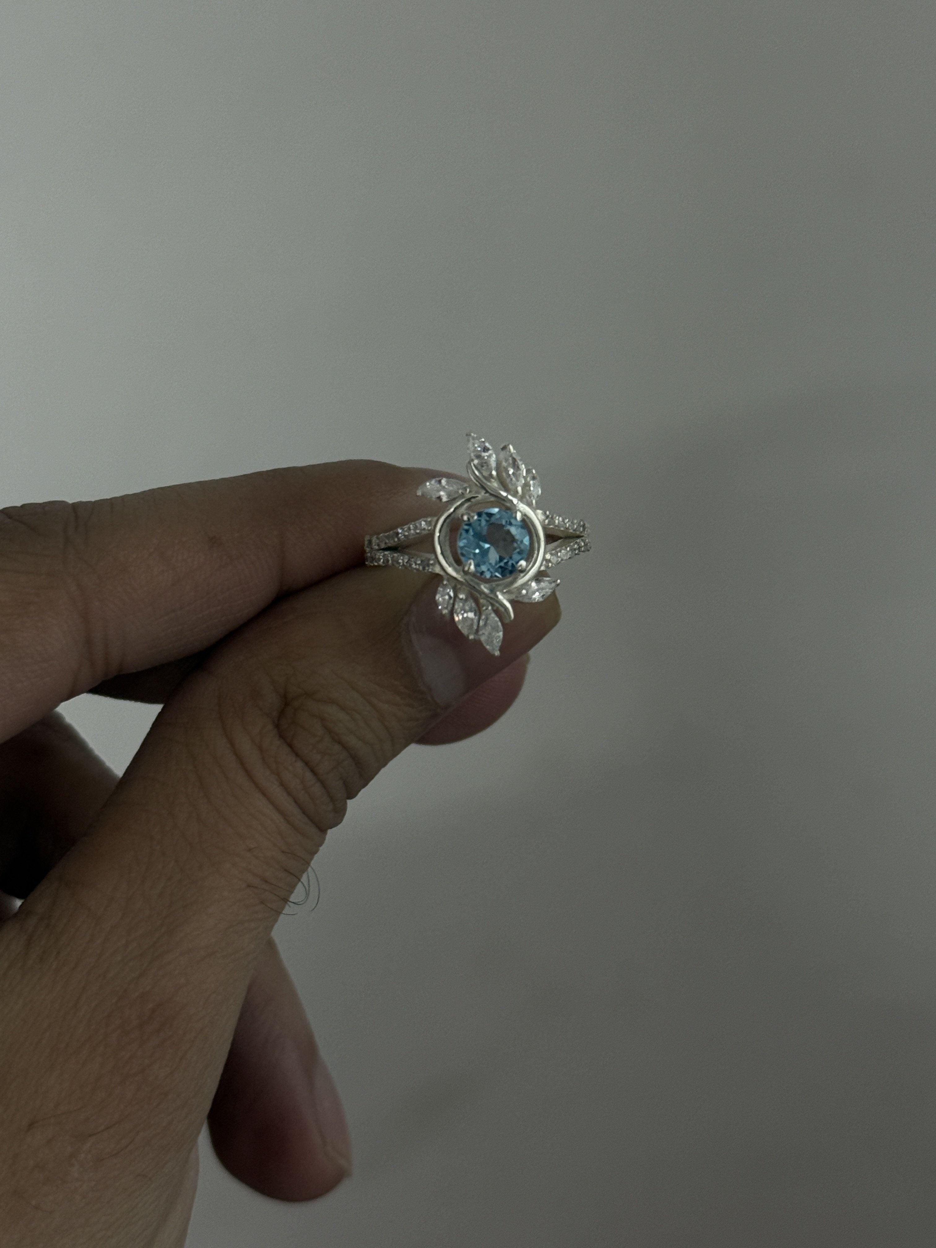 Beautiful 925 Silver Blue Topaz Ring – Round Cut, Elegant Prong Setting, 7 Gram