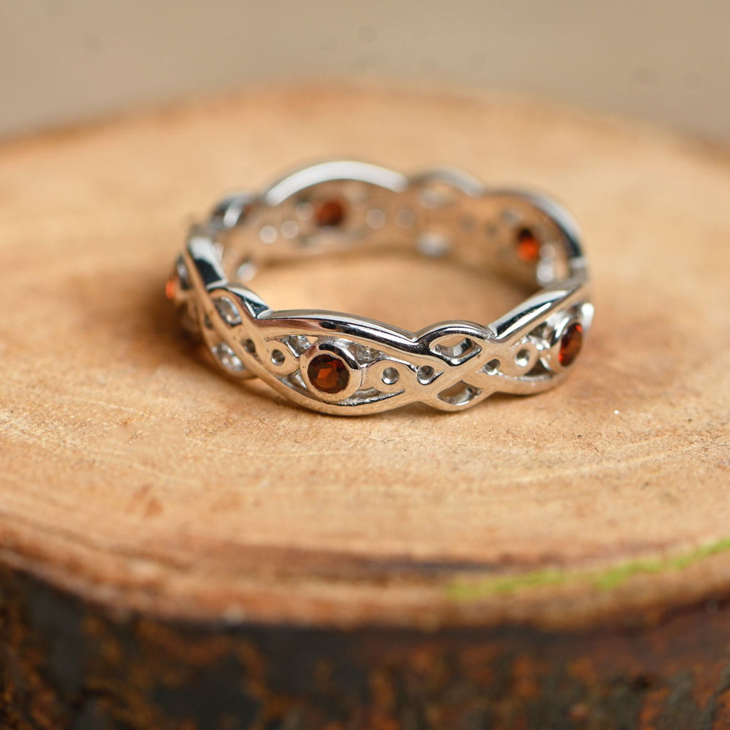 Boho Eternity Ring with 2.5mm Garnet Stones – 925 Sterling Silver