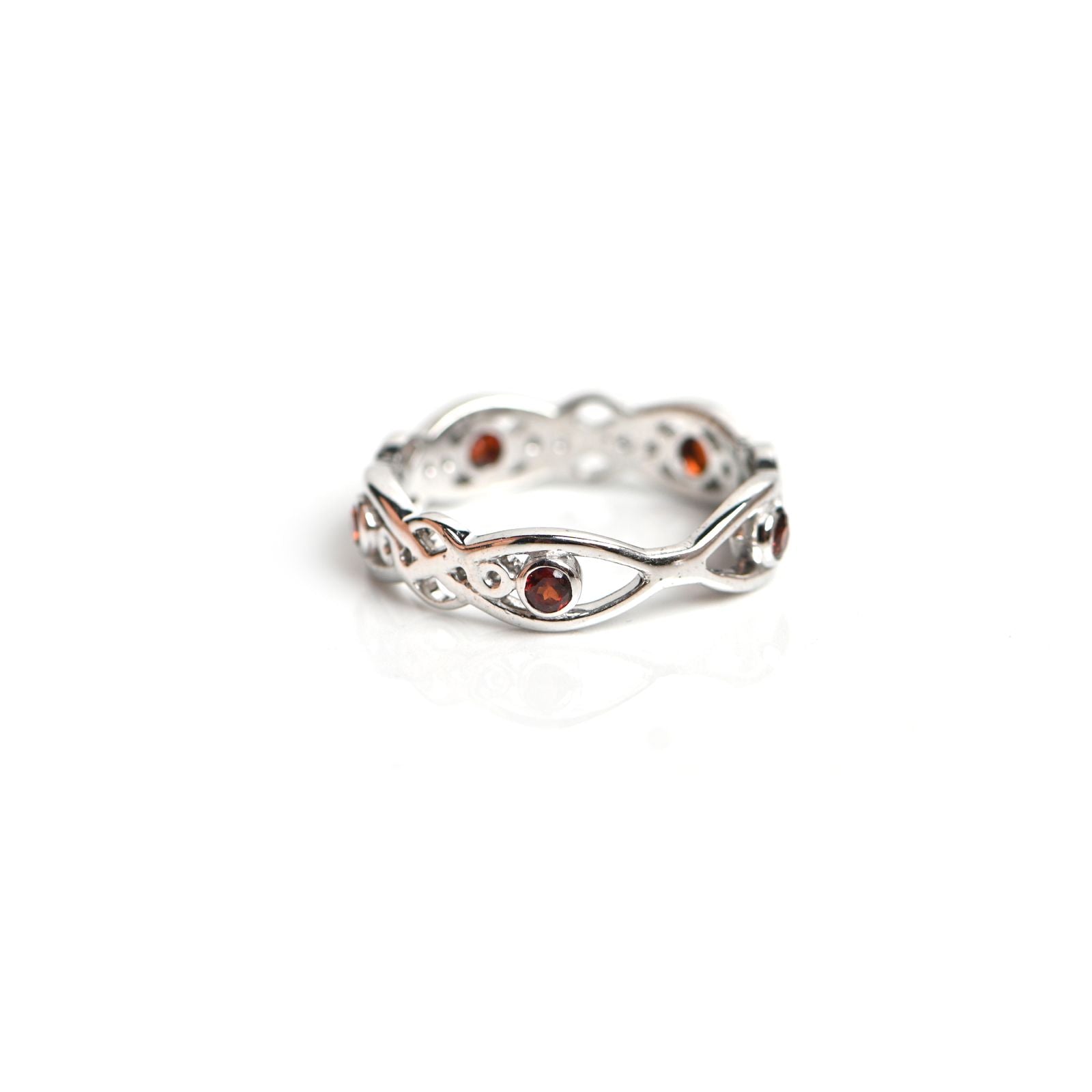 Boho Eternity Ring with 2.5mm Garnet Stones – 925 Sterling Silver